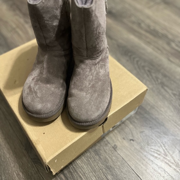 UGG BOOTS - Picture 1 of 3